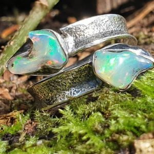 deux opales d'Ethiopie montée en bague, support argent massif