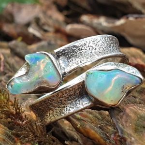 deux opales d'Ethiopie montée en bague, support argent massif