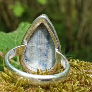 Scheelite bleue en bague, argent massif, pierre naturelle utile en lithothérapie et bien-être