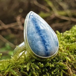 Scheelite bleue en bague, argent massif, pierre naturelle utile en lithothérapie et bien-être