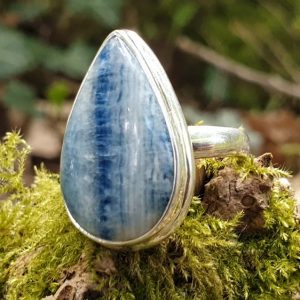 Scheelite bleue en bague, argent massif, pierre naturelle utile en lithothérapie et bien-être