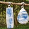 Scheelite bleue en pendentif, argent massif, pierre naturelle utile en lithothérapie et bien-être