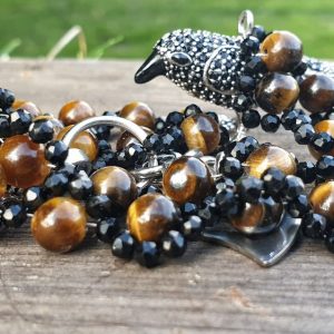 Corbeau en pendentif, sur collier de spinelle noir et oeil de tigre, collier de protection