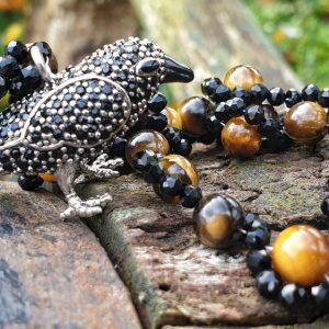Corbeau en pendentif, sur collier de spinelle noir et oeil de tigre, collier de protection