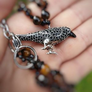 Corbeau en pendentif, sur collier de spinelle noir et oeil de tigre, collier de protection