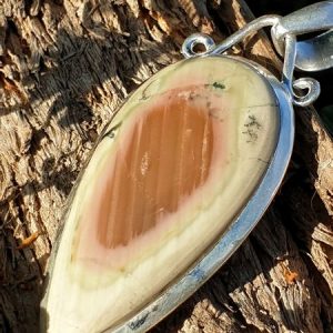 Gros plan sur le pendentif en jaspe impérial, au soleil
