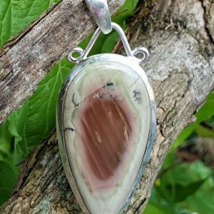 Pendentif en jaspe impérial accroché à une branche