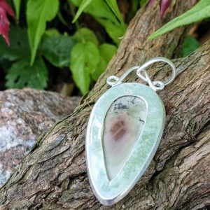 pendentif en jaspe, vue sur la pierre coté verso