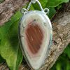Jaspe impérial en pendentif, marron et beige avec un soupçon de vert pastel
