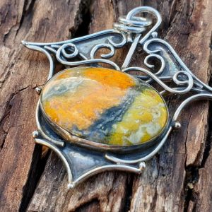 Pendentif en jaspe bumble bee ou jaspe bourdon. Pendentif tribal en pierre naturelle.