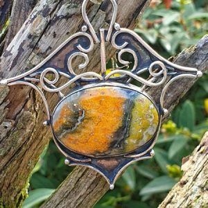 Pendentif en jaspe bumble bee ou jaspe bourdon. Pendentif tribal en pierre naturelle.
