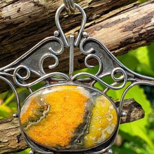 Pendentif en jaspe bumble bee ou jaspe bourdon. Pendentif tribal en pierre naturelle.