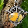 Pendentif en jaspe bumble bee ou jaspe bourdon. Pendentif tribal en pierre naturelle.