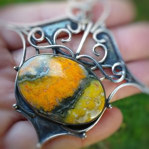Pendentif en jaspe bumble bee ou jaspe bourdon. Pendentif tribal en pierre naturelle.