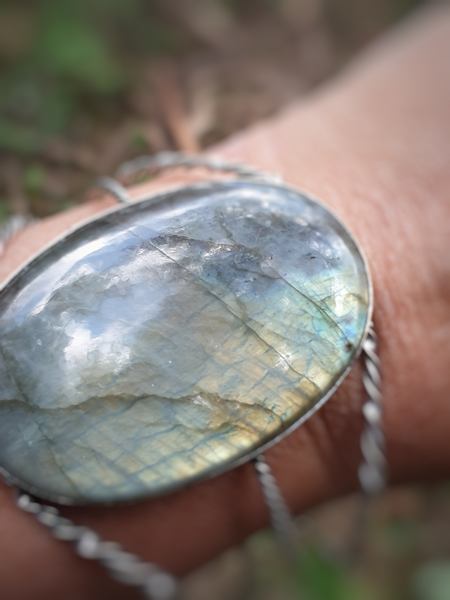 bracelet labradorite large, ou spectrolite ; cerclage en plaqué argent épuré. Façon manchette ou bangle labradorite.