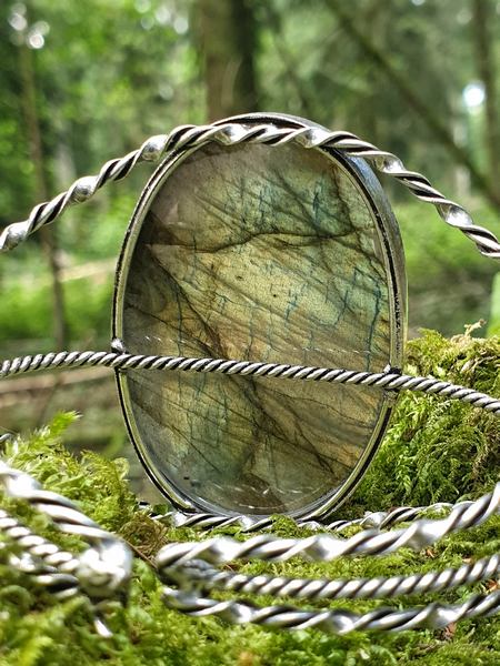 bracelet labradorite large, ou spectrolite ; cerclage en plaqué argent épuré. Façon manchette ou bangle labradorite.