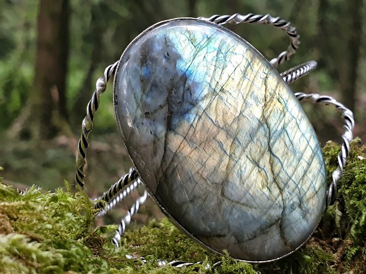 bracelet labradorite large, ou spectrolite ; cerclage en plaqué argent épuré. Façon manchette ou bangle labradorite.