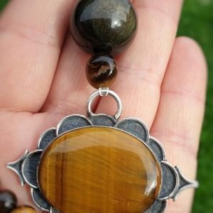 Pendentif collier en obsidienne dorée et en oeil de tigre. Collier de protection contre les énergies négatives.