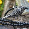 Corbeau en pendentif, sur collier de spinelle noir, collier de protection