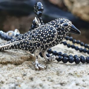 Corbeau en pendentif, sur collier de spinelle noir, collier de protection
