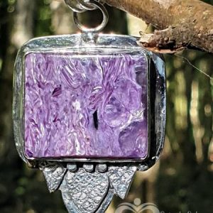 Pendentif en charoite, pierre naturelle russe de couleur violette.