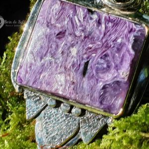 Pendentif en charoite, pierre naturelle russe de couleur violette.