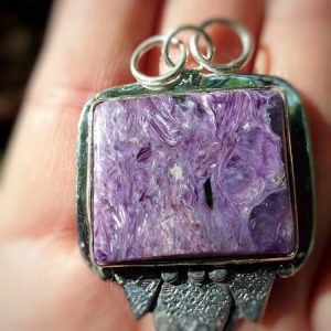 Pendentif en charoite, pierre naturelle russe de couleur violette.