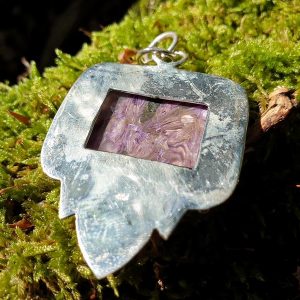 Pendentif en charoite, pierre naturelle russe de couleur violette.