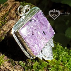 Pendentif en charoite, pierre naturelle russe de couleur violette.