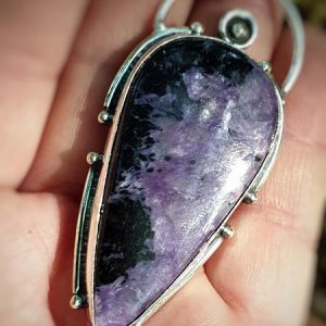 Pendentif en charoite, pierre naturelle russe de couleur violette.