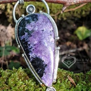 Pendentif en charoite, pierre naturelle russe de couleur violette.