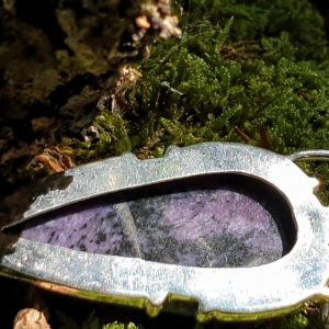 Pendentif en charoite, pierre naturelle russe de couleur violette.