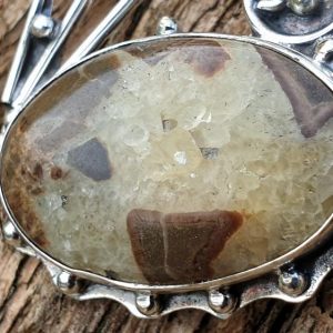 Pendentif en pierre de septaria, une pierre d'ancrage