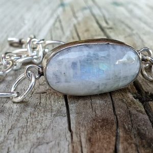 Bracelet en pierre de lune arc en ciel, ou péristérite (labradorite blanche). Gros maillons et fermoir mousqueton.