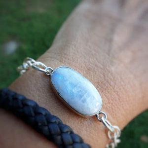 Bracelet en pierre de lune arc en ciel, ou péristérite (labradorite blanche). Gros maillons et fermoir mousqueton.