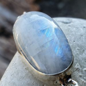 Bracelet en pierre de lune arc en ciel, ou péristérite (labradorite blanche). Gros maillons et fermoir mousqueton.