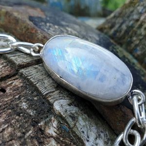 Bracelet en pierre de lune arc en ciel, ou péristérite (labradorite blanche). Gros maillons et fermoir mousqueton.