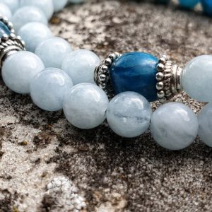 collier pendentif tribal en shattuckite, aquamarine et apatite bleue. Collier favorisant la médiumnité et l'intuiton, collier spécial chakra gorge.