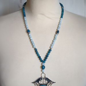 collier pendentif tribal en shattuckite, aquamarine et apatite bleue. Collier favorisant la médiumnité et l'intuiton, collier spécial chakra gorge.