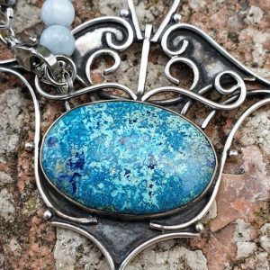 collier pendentif tribal en shattuckite, aquamarine et apatite bleue. Collier favorisant la médiumnité et l'intuiton, collier spécial chakra gorge.