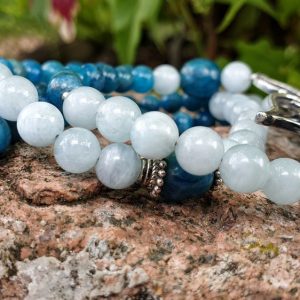 collier pendentif tribal en shattuckite, aquamarine et apatite bleue. Collier favorisant la médiumnité et l'intuiton, collier spécial chakra gorge.