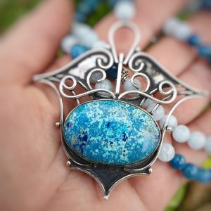 collier pendentif tribal en shattuckite, aquamarine et apatite bleue. Collier favorisant la médiumnité et l'intuiton, collier spécial chakra gorge.