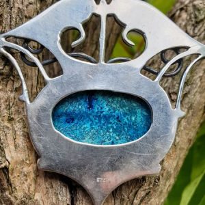 collier pendentif tribal en shattuckite, aquamarine et apatite bleue. Collier favorisant la médiumnité et l'intuiton, collier spécial chakra gorge.