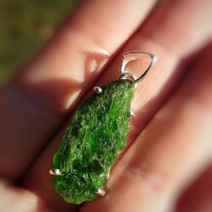 pendentif en diopside chrome, pierre naturelle et brute, provenance Russie.
