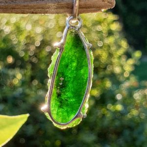 pendentif en diopside chrome, pierre naturelle et brute, provenance Russie.