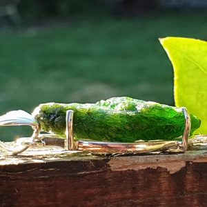 pendentif en diopside chrome, pierre naturelle et brute, provenance Russie.