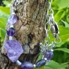 bracelet souple en améthyste naturelle, sur chaîne argent, breloque charm ange avec un large fermoir de forme florale.