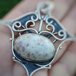 Pendentif en cinabre, pierre de force et de courage. Pierre naturelle blanche et rose, montée sur pendentif en argent vieilli pour un look antique et tribal