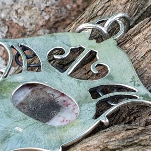 Pendentif en cinabre, pierre de force et de courage. Pierre naturelle blanche et rose, montée sur pendentif en argent vieilli pour un look antique et tribal