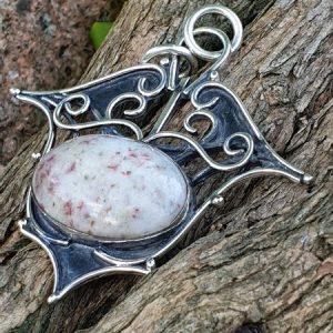 Pendentif en cinabre, pierre de force et de courage. Pierre naturelle blanche et rose, montée sur pendentif en argent vieilli pour un look antique et tribal